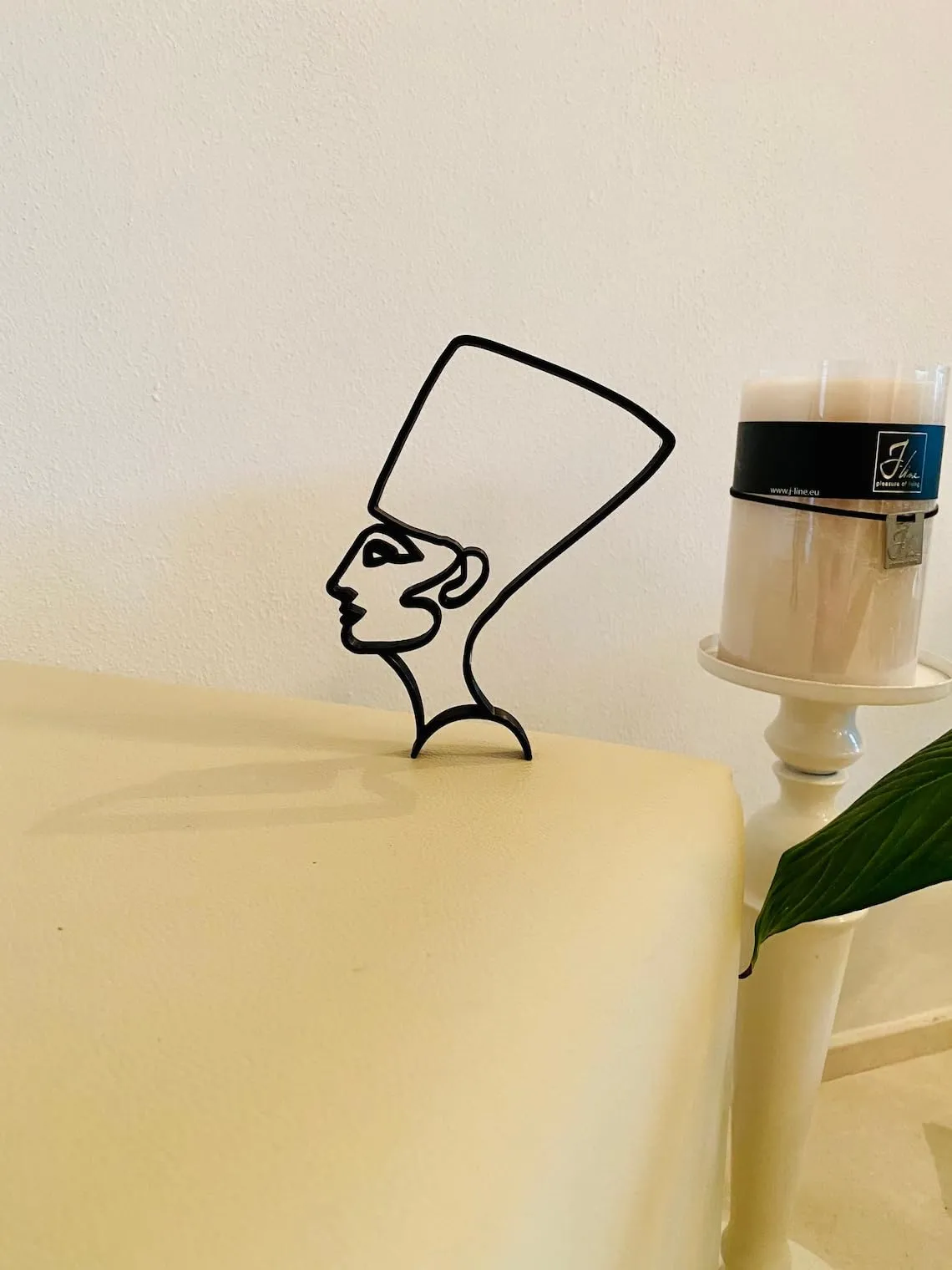 EROTNGO Minimalist Plastic Sculpture of Nefertiti – Egyptian Queen, Ideal Gift for Home Decor, Shelf Display, Tabletop Figure