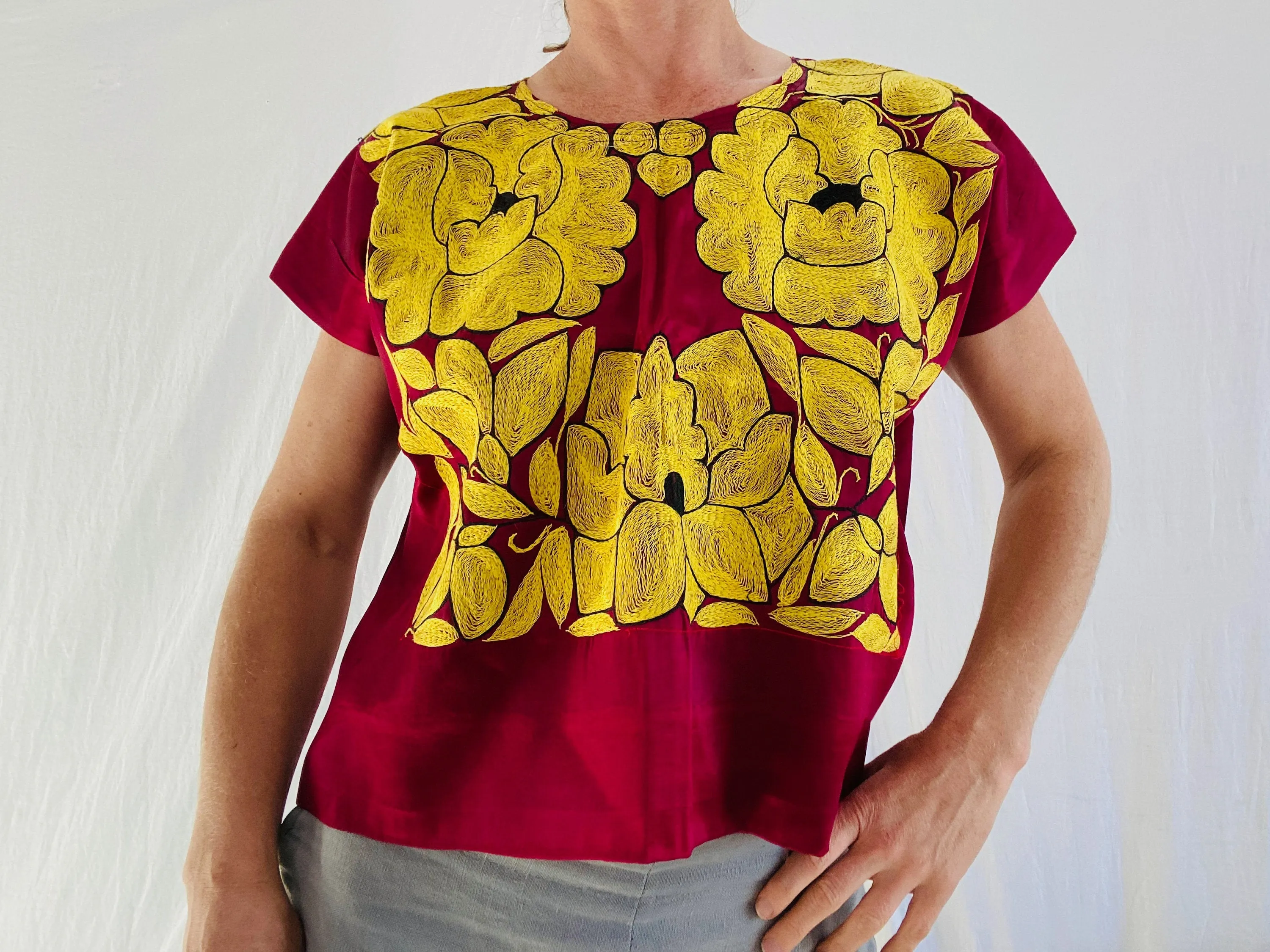 Tehuana Huipil. Frida Kahlo Blouse. Oaxaca, Mexico. Vintage. Hand Embroidered