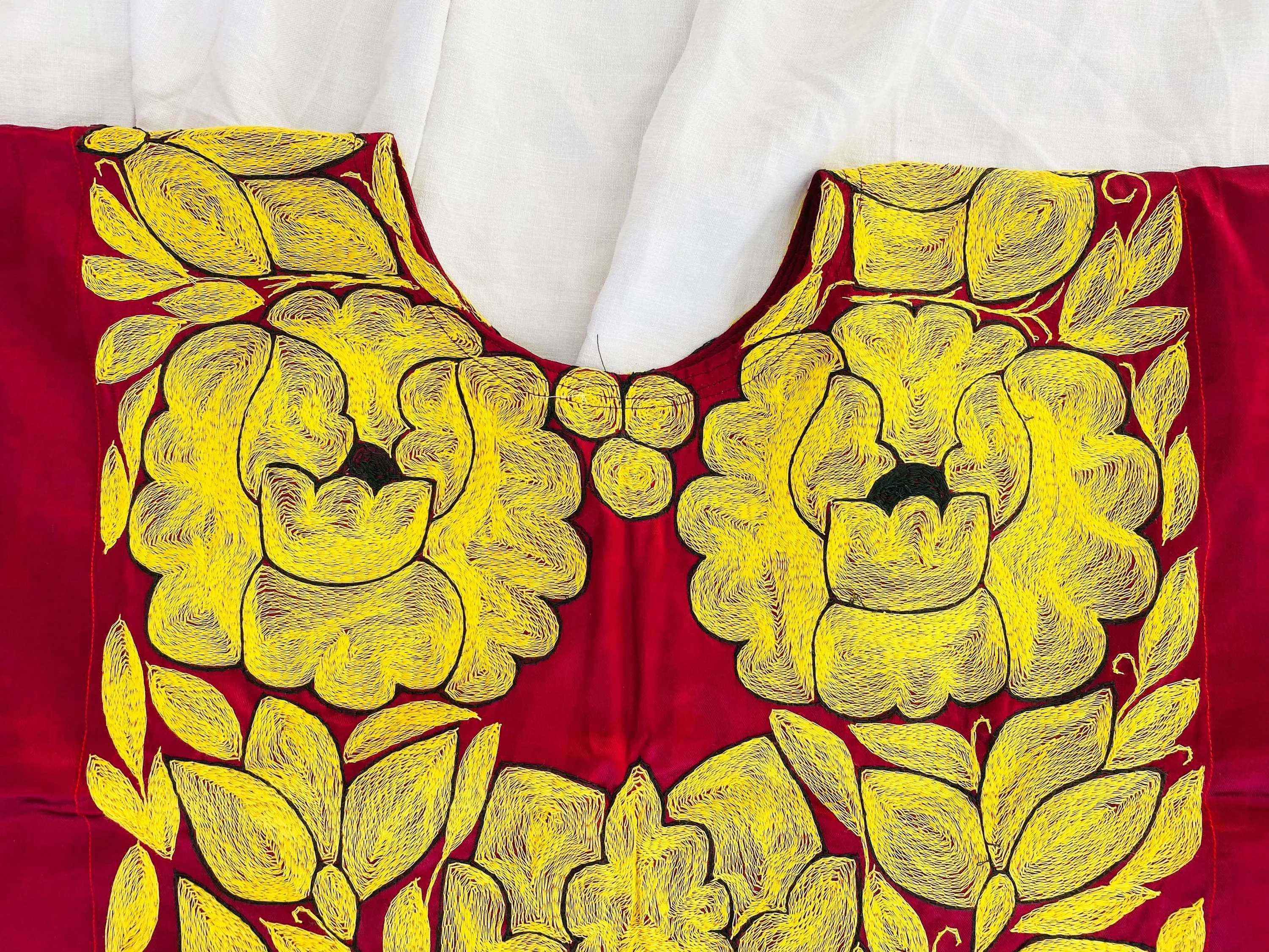 Tehuana Huipil. Frida Kahlo Blouse. Oaxaca, Mexico. Vintage. Hand Embroidered