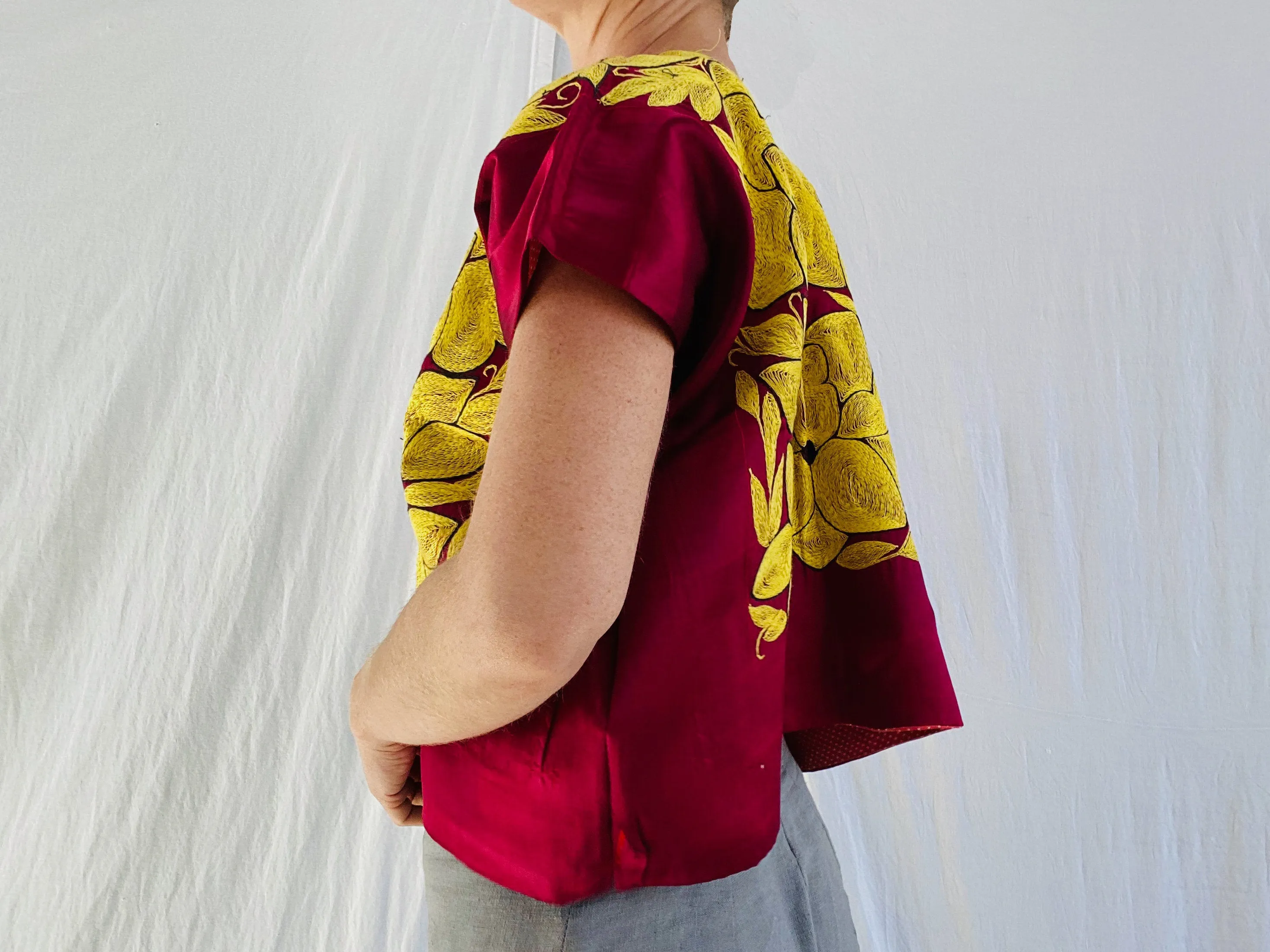 Tehuana Huipil. Frida Kahlo Blouse. Oaxaca, Mexico. Vintage. Hand Embroidered